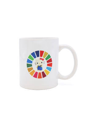 参考商品画像:国連公式ショップのハローキティSDGsマグカップ。SDGsのカラーホイールが描かれた面。